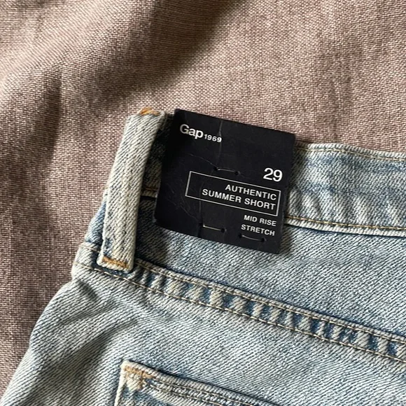 Gap size 29 light denim cutoffs - Picture 3 of 4